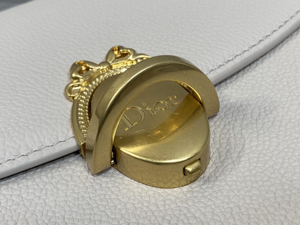 Bolsa Dior Saddle com ferragens douradas vintage 69