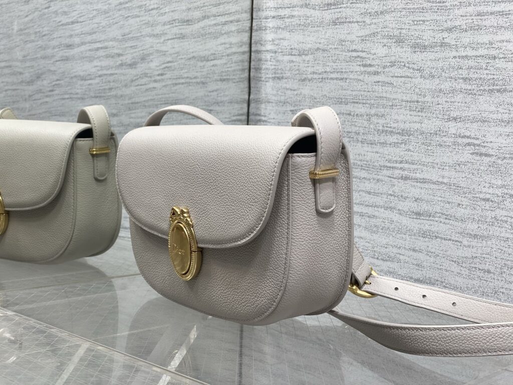 Bolsa Dior Saddle com ferragens douradas vintage 70