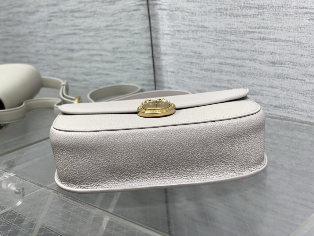 Bolsa Dior Saddle com ferragens douradas vintage 71