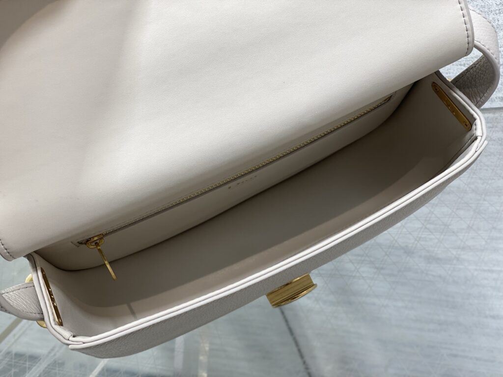 Bolsa Dior Saddle com ferragens douradas vintage 72
