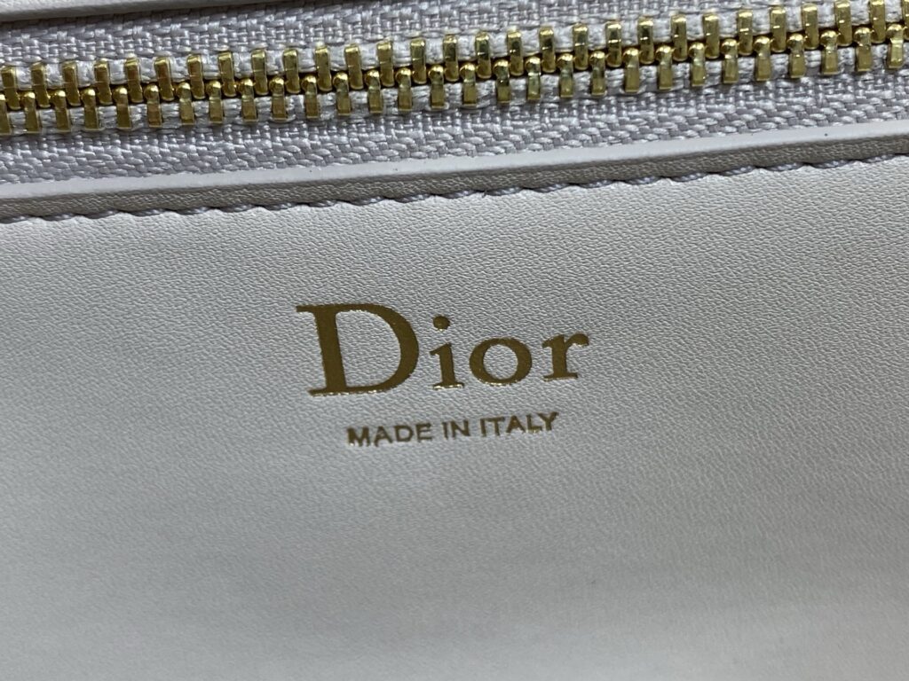 Bolsa Dior Saddle com ferragens douradas vintage 73