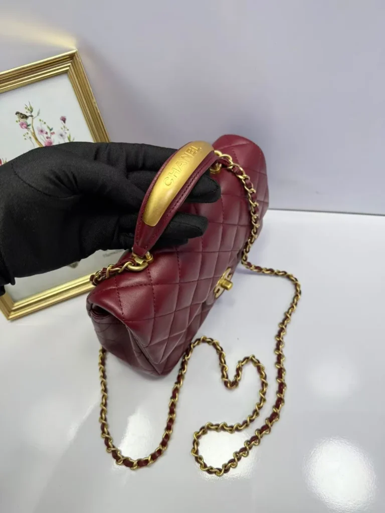 Mini bolsa Chanel matelassê vinho com alça de mão 20 x 13 cm - Vinho - CH061