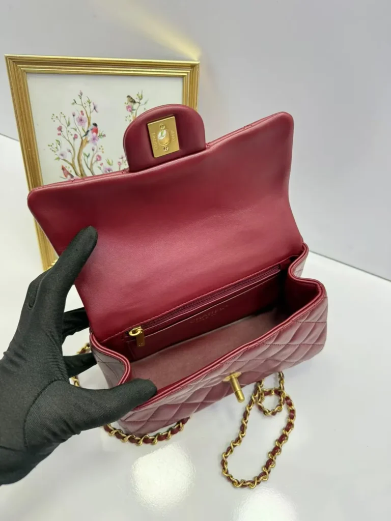 Mini bolsa Chanel matelassê vinho com alça de mão 20 x 13 cm - Vinho - CH061