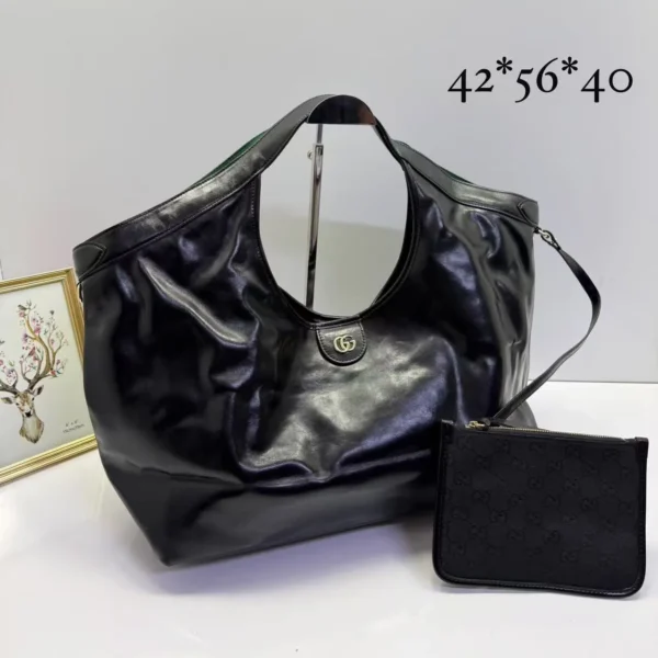 Bolsa hobo grande com nécessaire - Preto - CH062