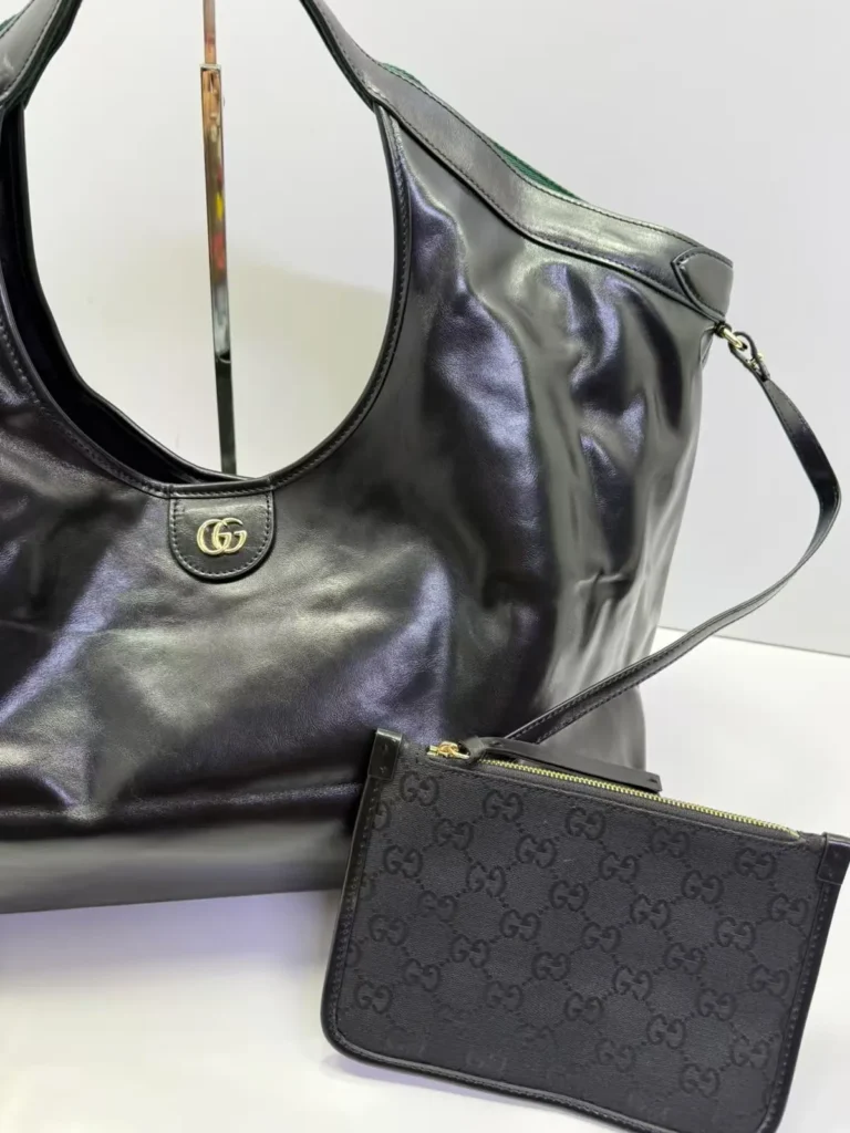 Bolsa hobo grande com nécessaire - Preto - CH062