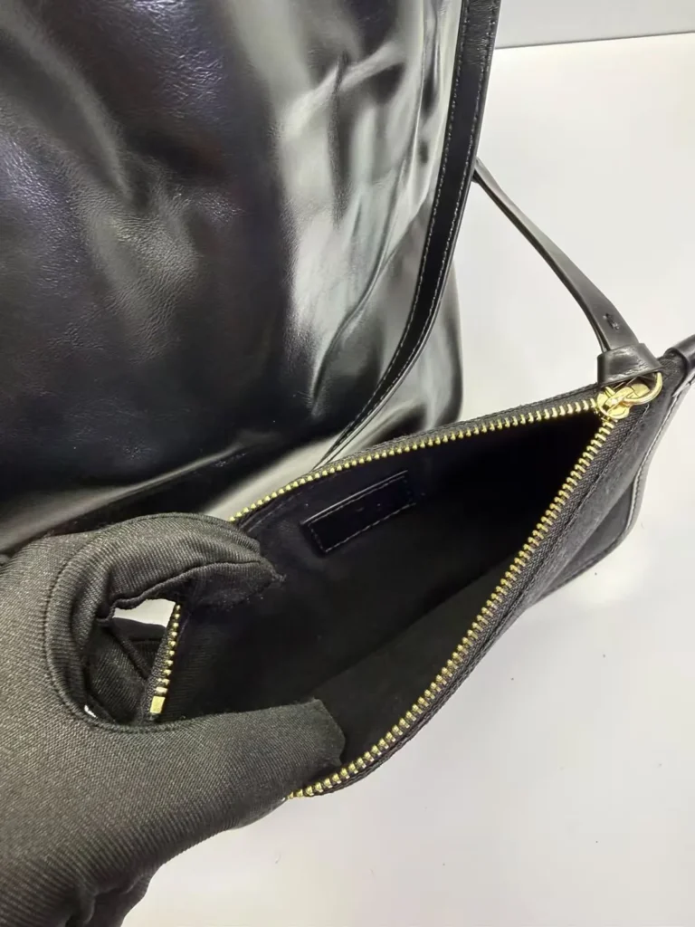 Bolsa hobo grande com nécessaire - Preto - CH062
