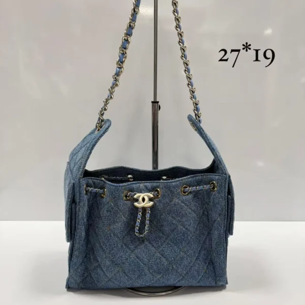 Bolsa Chanel em denim azul com corrente 27 x 19 cm - Denim azul - CH064