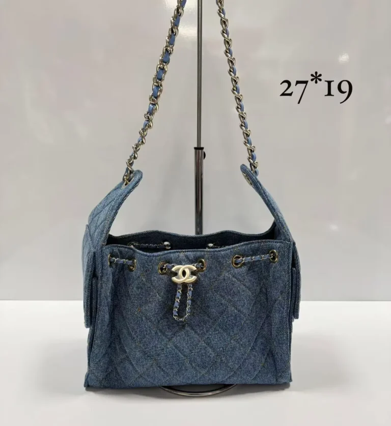 Bolsa Chanel em denim azul com corrente 27 x 19 cm - Denim azul - CH064