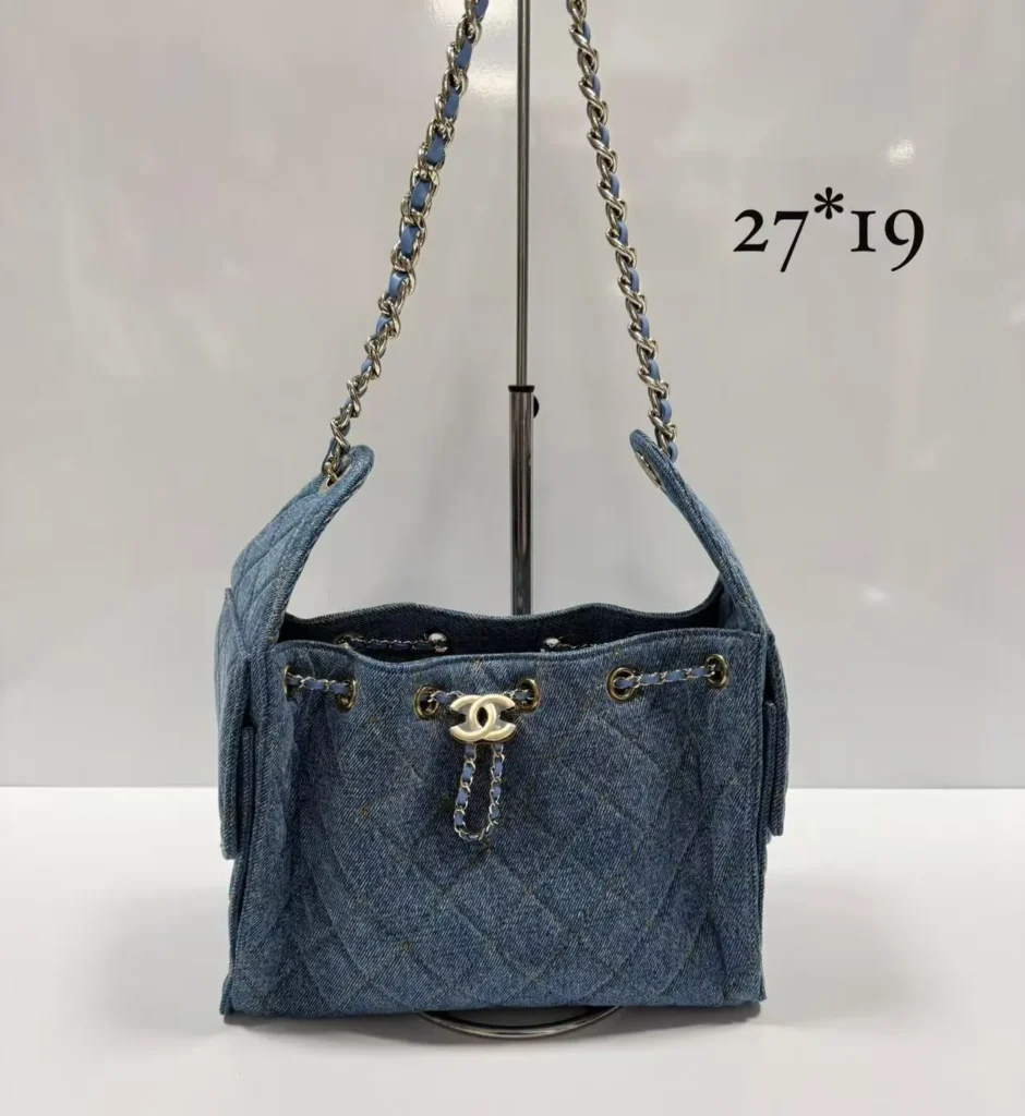 Bolsa Chanel em denim azul com corrente 27 x 19 cm - Denim azul - CH064