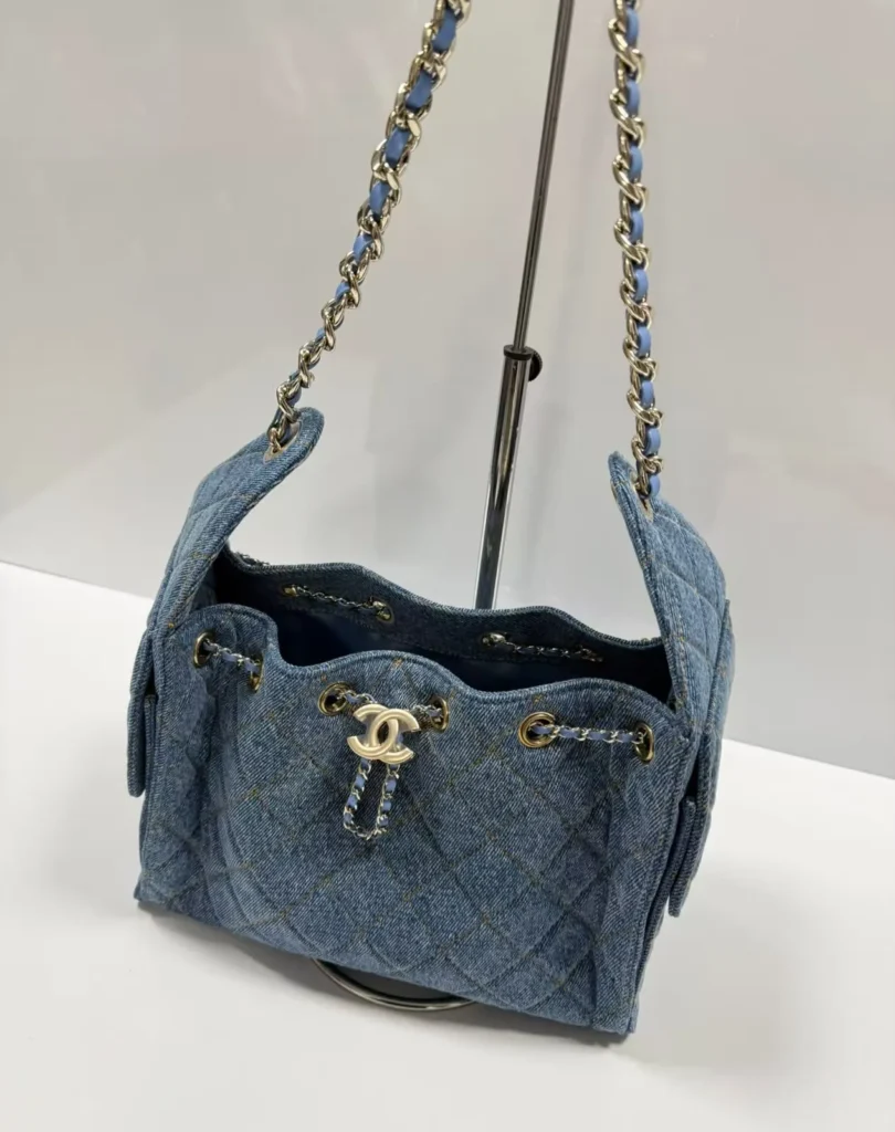 Bolsa Chanel em denim azul com corrente 27 x 19 cm - Denim azul - CH064