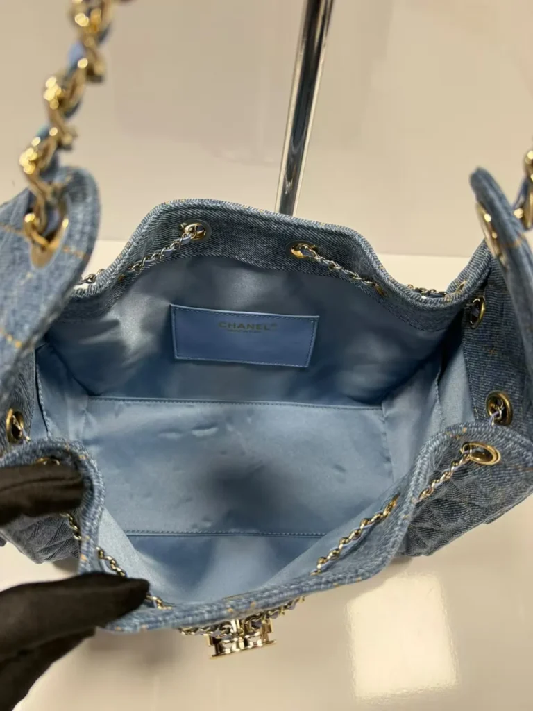 Bolsa Chanel em denim azul com corrente 27 x 19 cm - Denim azul - CH064