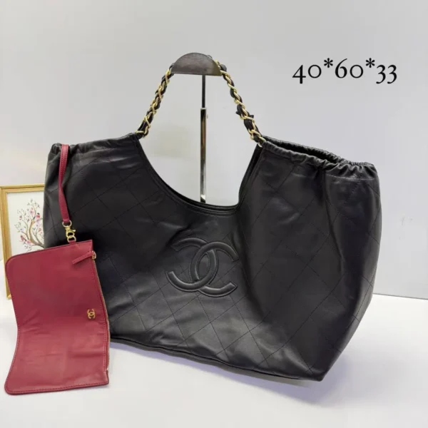 Bolsa sacola Chanel grande em couro macio com nécessaire - Preto - CH065