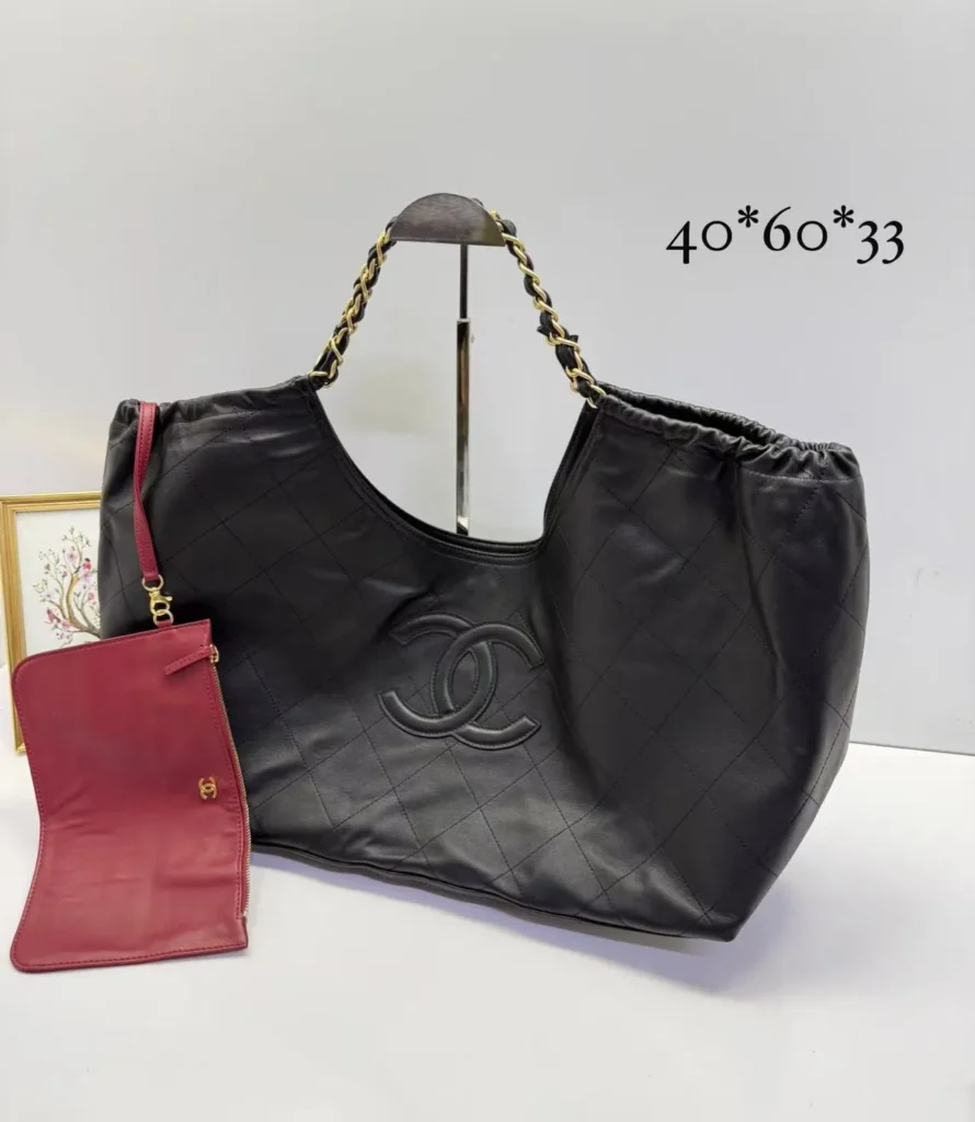 Bolsa sacola Chanel grande em couro macio com nécessaire - Preto - CH065