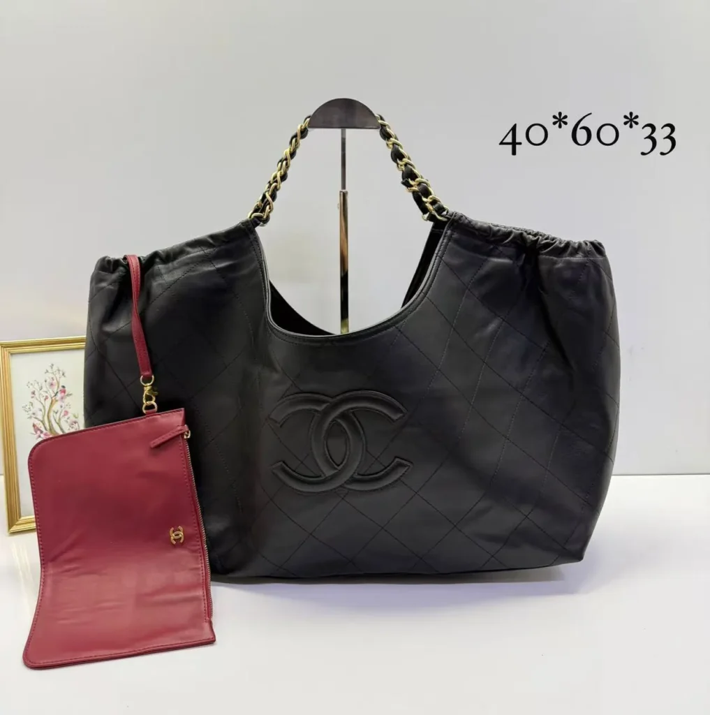 Bolsa sacola Chanel grande em couro macio com nécessaire - Preto - CH065