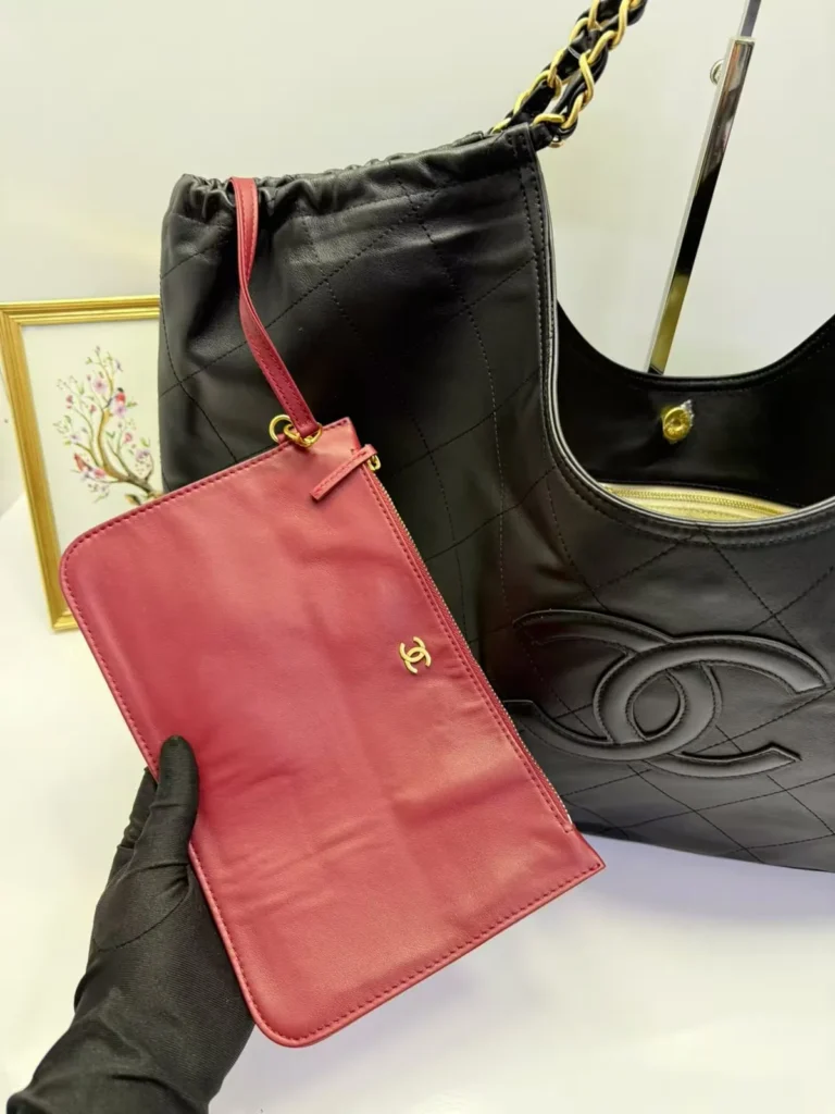 Bolsa sacola Chanel grande em couro macio com nécessaire - Preto - CH065