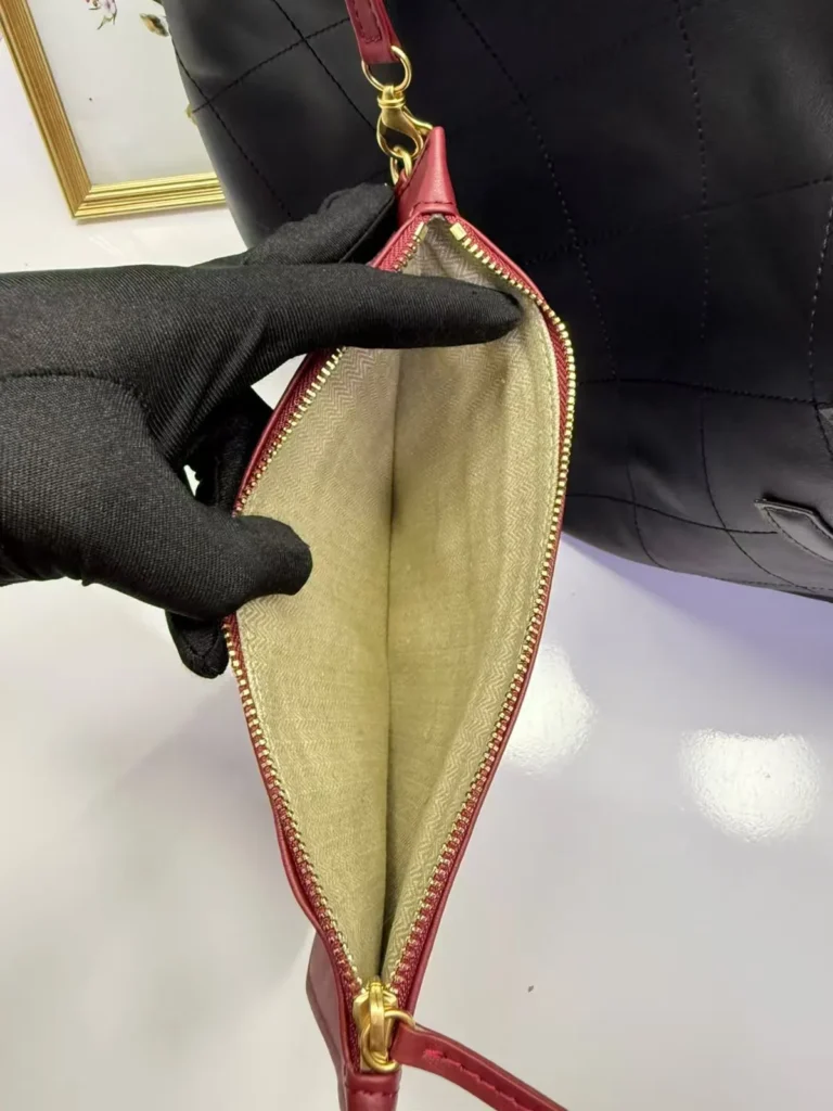 Bolsa sacola Chanel grande em couro macio com nécessaire - Preto - CH065