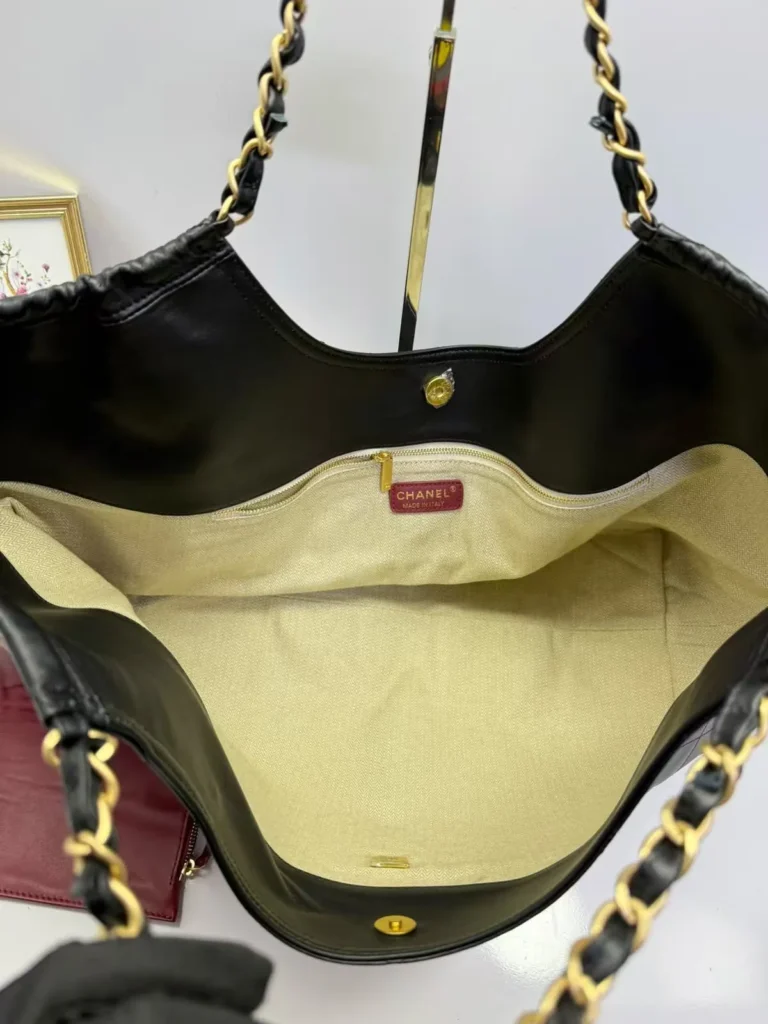 Bolsa sacola Chanel grande em couro macio com nécessaire - Preto - CH065