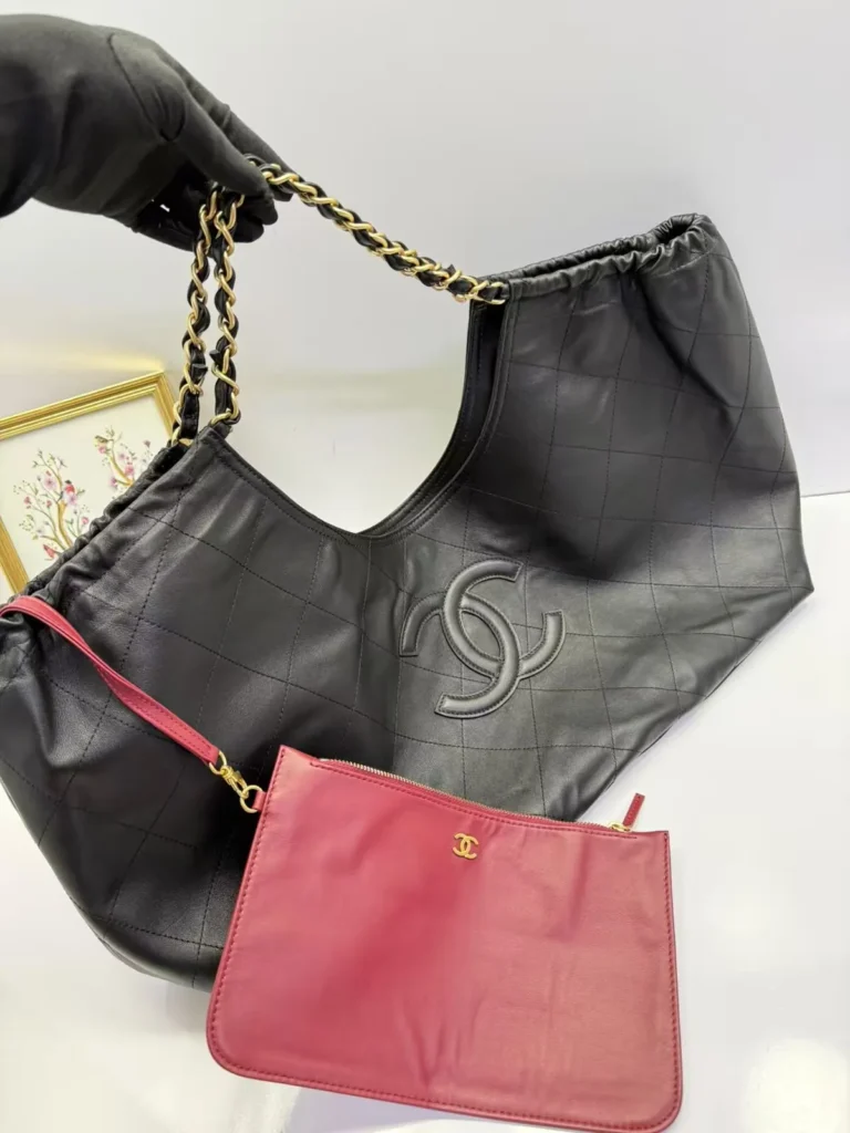 Bolsa sacola Chanel grande em couro macio com nécessaire - Preto - CH065