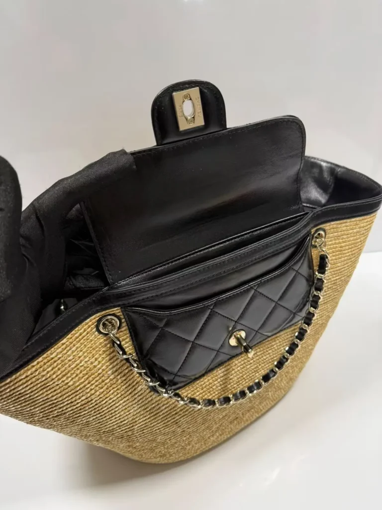 Bolsa bucket Chanel trançada com aba matelassê - Natural e preto - CH066