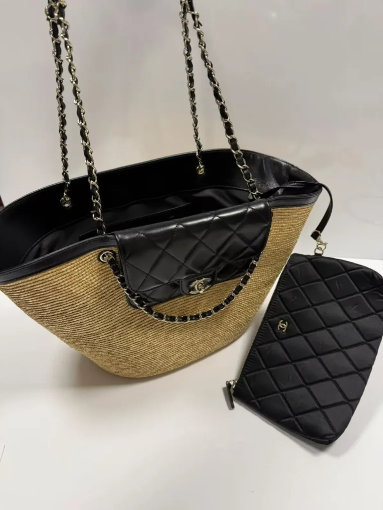Bolsa bucket Chanel trançada com aba matelassê - Natural e preto - CH066