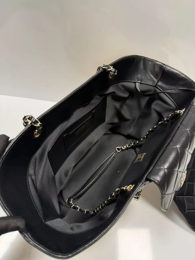 Bolsa bucket Chanel trançada com aba matelassê - Natural e preto - CH066