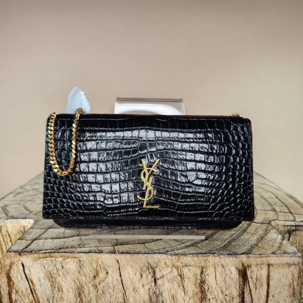 Bolsa mini Saint Laurent YSL Cassandre preta com textura croco, frente em destaque