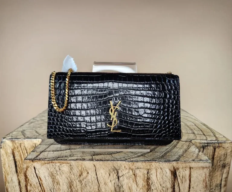 Bolsa mini Saint Laurent YSL Cassandre preta com textura croco, frente em destaque