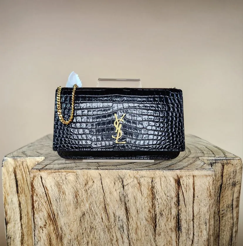 Bolsa mini Saint Laurent YSL Cassandre preta com textura croco, vista frontal