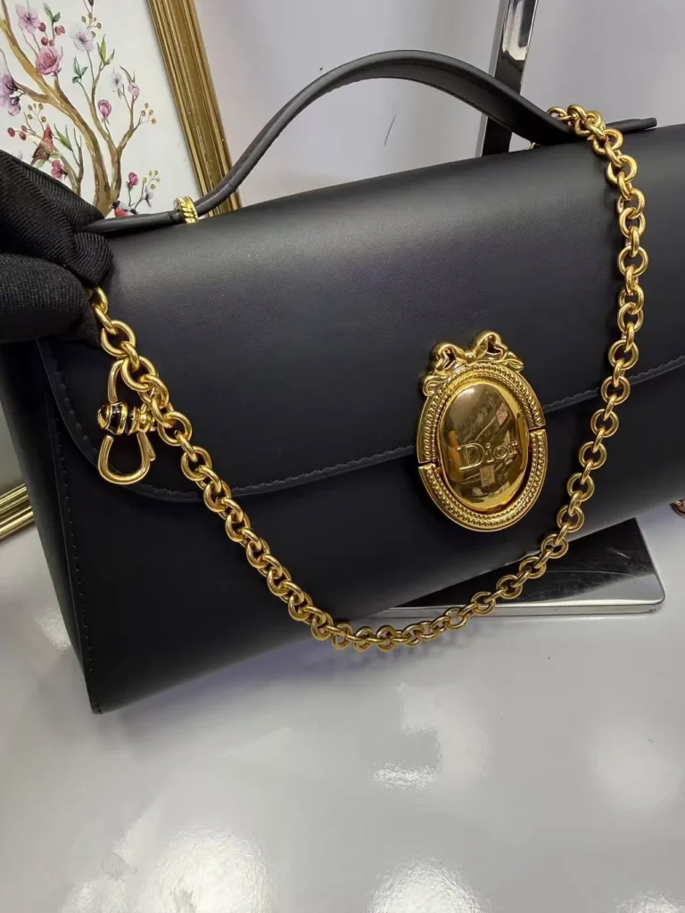 Bolsa Dior preta oval com logo e corrente - Preto - DI007