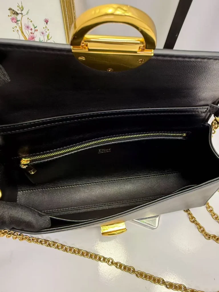 Bolsa Dior preta oval com logo e corrente - Preto - DI007