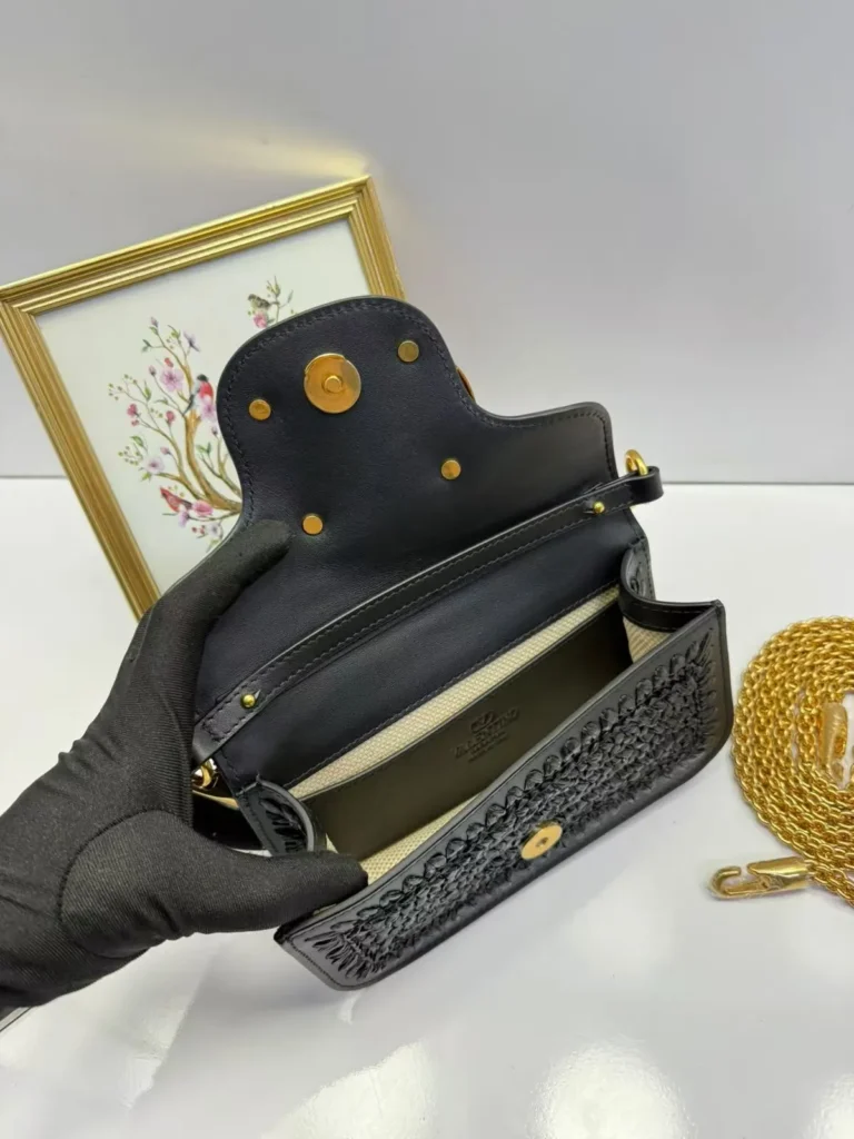 Mini bolsa Dior preta em trama com logo CD e corrente - Preto - DI008