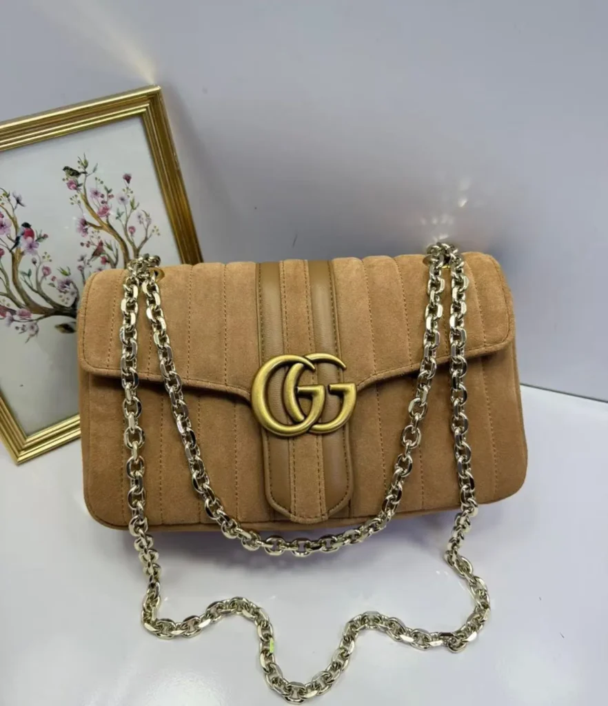 Bolsa Gucci bege e marrom em lona GG monogram com corrente - Bege com detalhes marrom-escuros - GU074