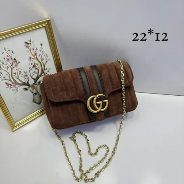 Mini bolsa Gucci GG Marmont marrom-escura matelassê com corrente - Marrom-escuro - GU075