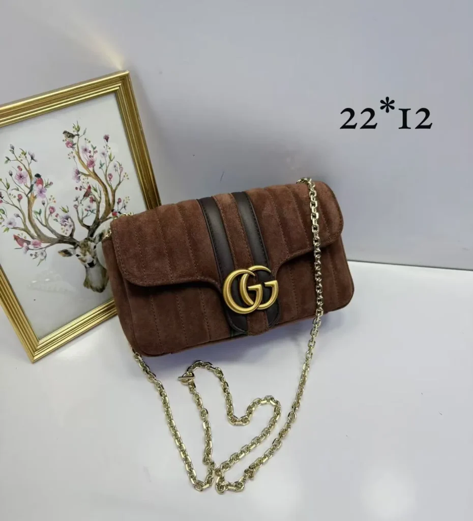 Mini bolsa Gucci GG Marmont marrom-escura matelassê com corrente - Marrom-escuro - GU075