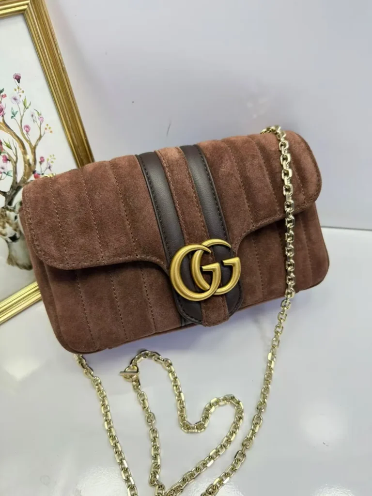 Mini bolsa Gucci GG Marmont marrom-escura matelassê com corrente - Marrom-escuro - GU075