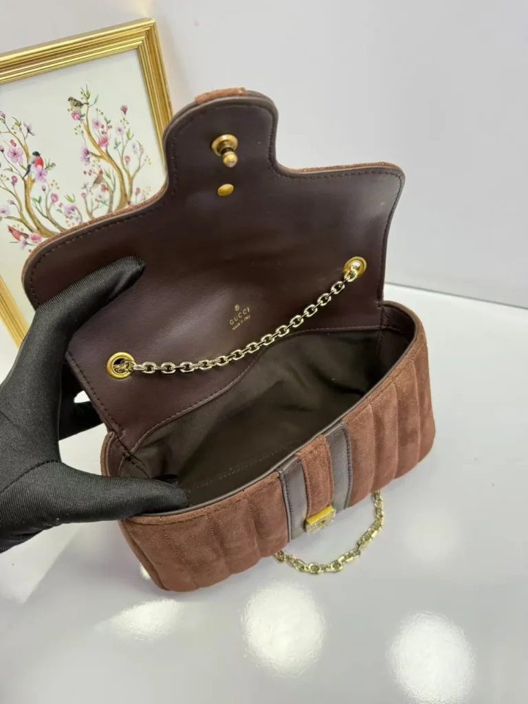 Mini bolsa Gucci GG Marmont marrom-escura matelassê com corrente - Marrom-escuro - GU075