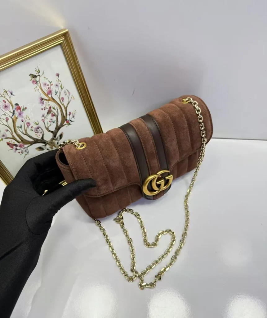Mini bolsa Gucci GG Marmont marrom-escura matelassê com corrente - Marrom-escuro - GU075