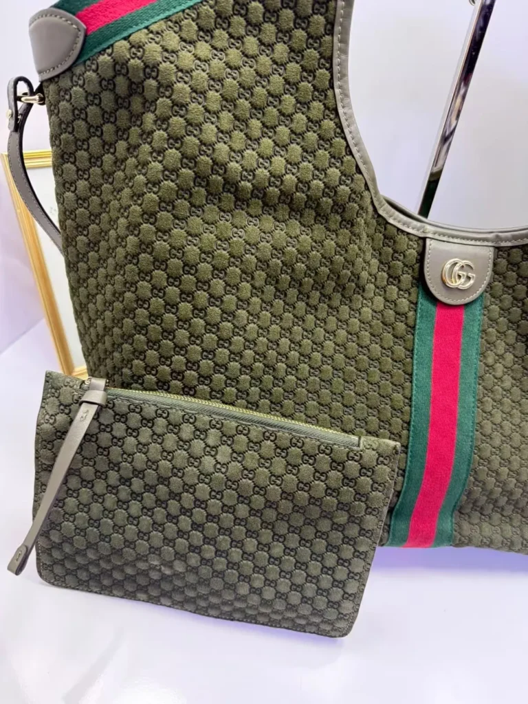 Bolsa tote Gucci GG monogram verde oliva com faixa Web e nécessaire - Verde oliva - GU077