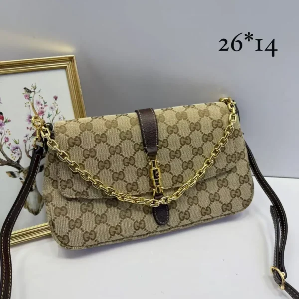 Bolsa Gucci bege em lona GG monogram com corrente - Bege com detalhes marrons - GU079