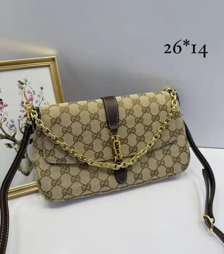 Bolsa Gucci bege em lona GG monogram com corrente - Bege com detalhes marrons - GU079