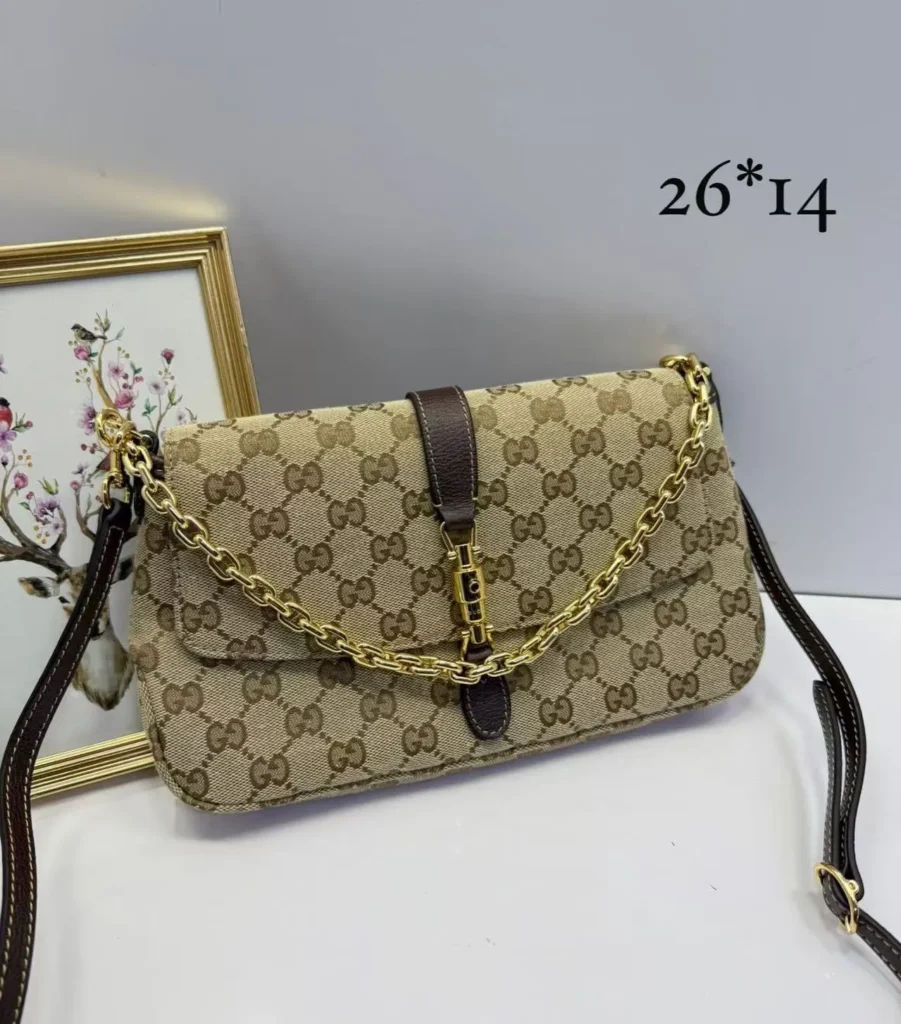Bolsa Gucci bege em lona GG monogram com corrente - Bege com detalhes marrons - GU079