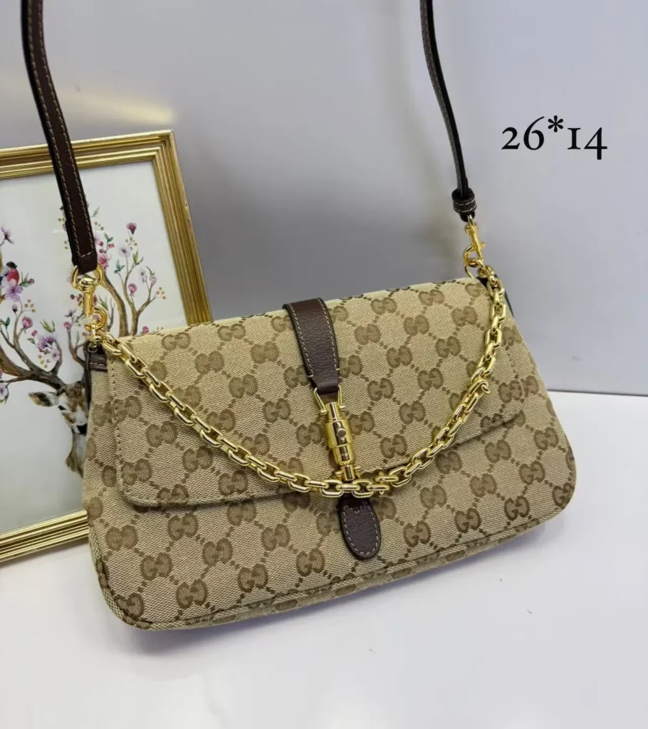 Bolsa Gucci bege em lona GG monogram com corrente - Bege com detalhes marrons - GU079
