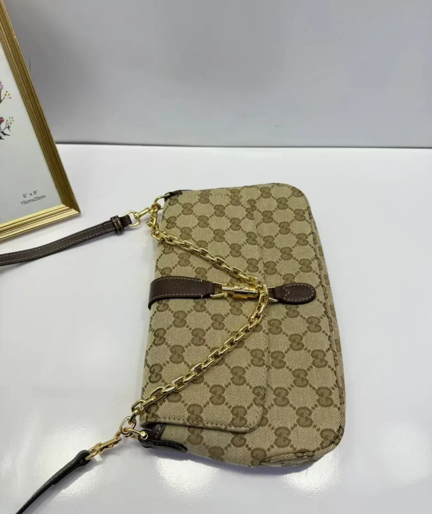 Bolsa Gucci bege em lona GG monogram com corrente - Bege com detalhes marrons - GU079