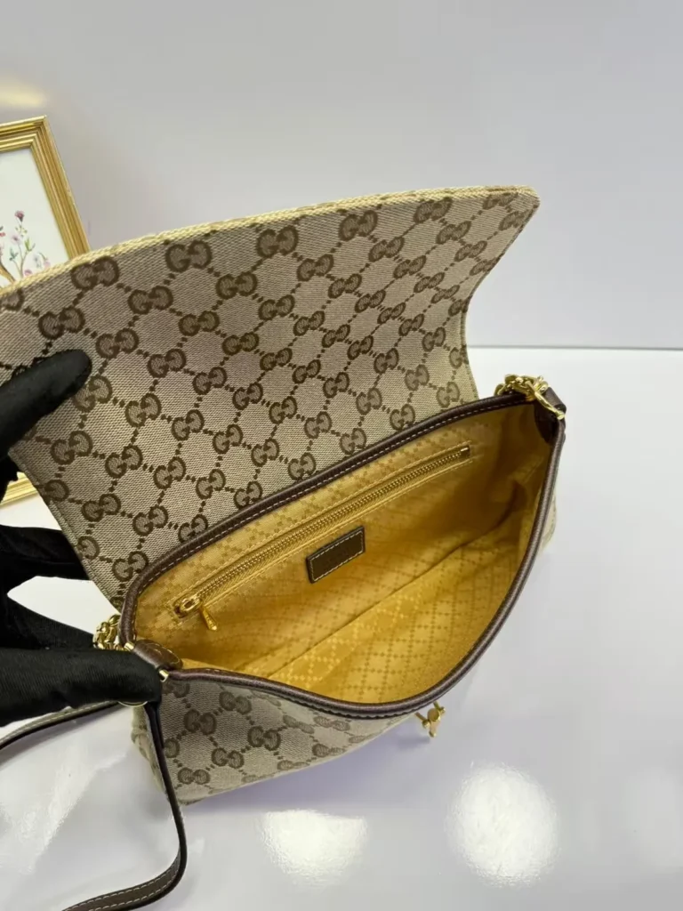 Bolsa Gucci bege em lona GG monogram com corrente - Bege com detalhes marrons - GU079