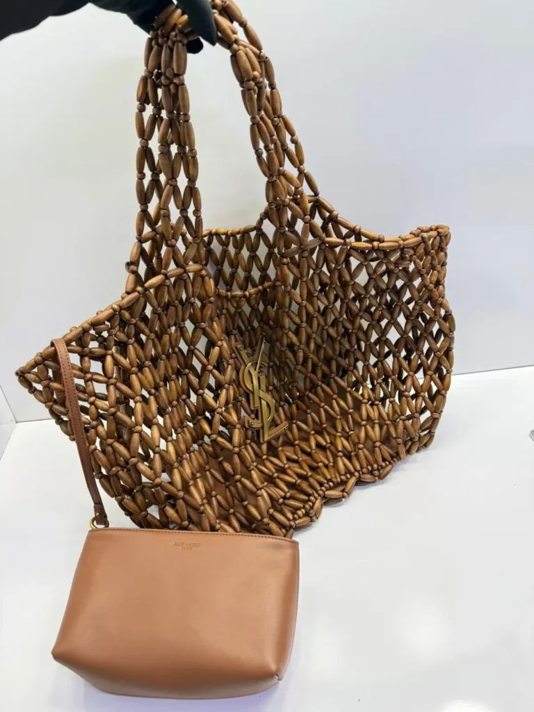 Bolsa tote Saint Laurent marrom com contas de madeira e nécessaire - Marrom nogueira - YSL092