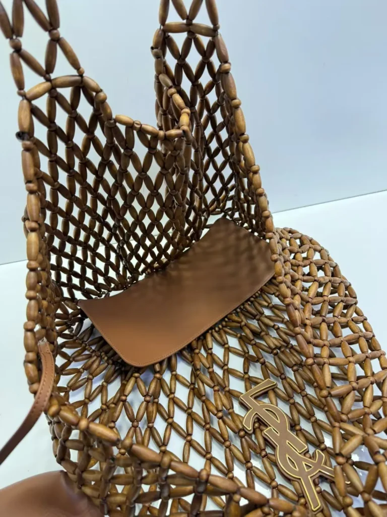 Bolsa tote Saint Laurent marrom com contas de madeira e nécessaire - Marrom nogueira - YSL092