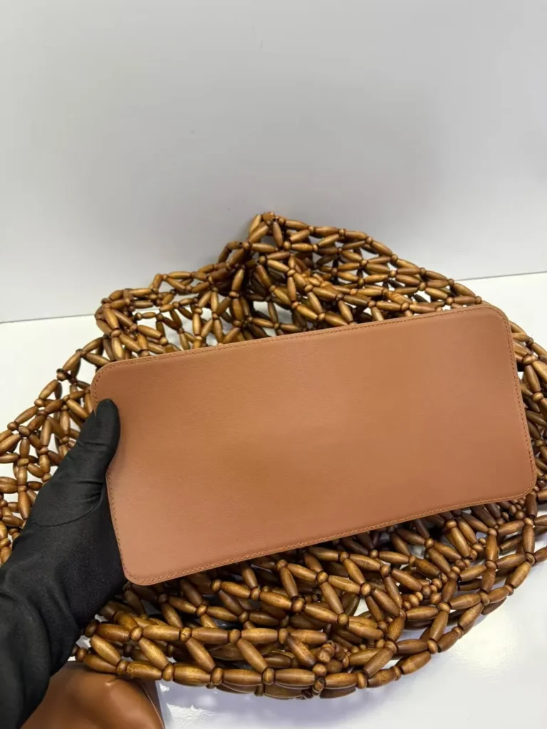 Bolsa tote Saint Laurent marrom com contas de madeira e nécessaire - Marrom nogueira - YSL092