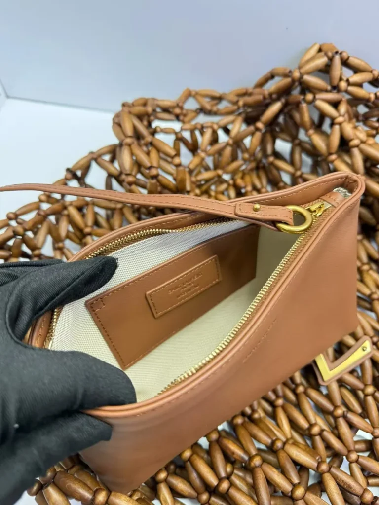 Bolsa tote Saint Laurent marrom com contas de madeira e nécessaire - Marrom nogueira - YSL092